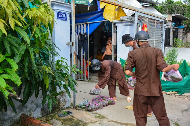 Continuing to support people in need in the Covid-19 pandemic of Hoang Phap Pagoda (series 4)